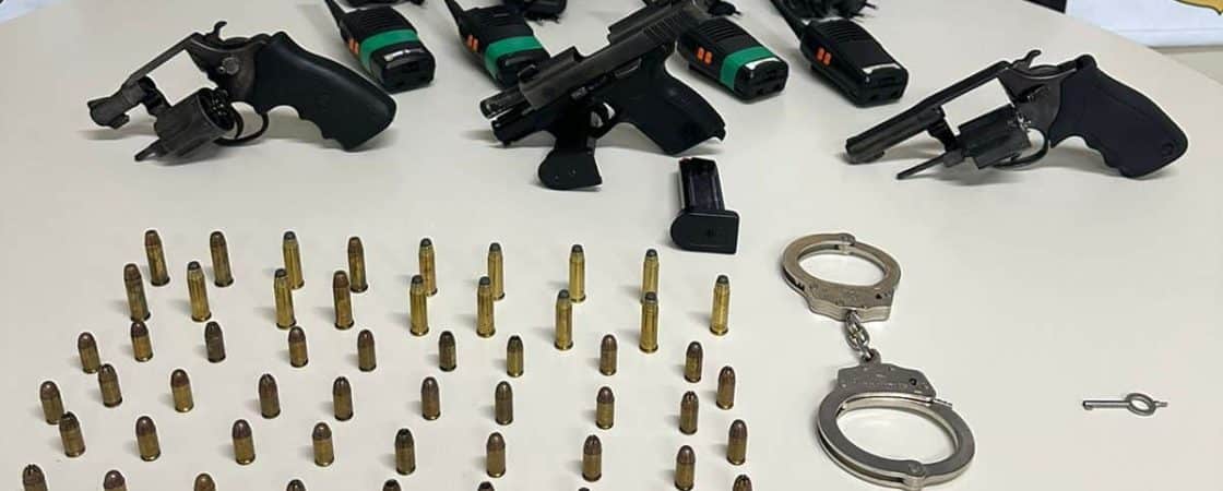 Homem preso e armas apreendidas em operação contra estelionatários em Camaçari