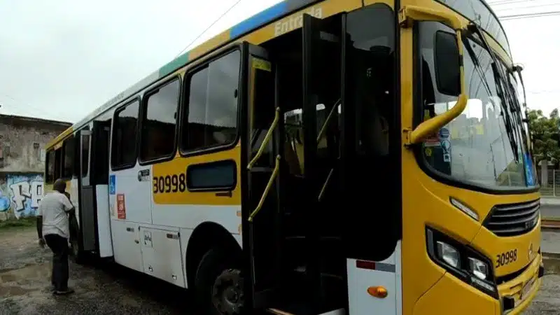 Ônibus é assaltado na Avenida Suburbana