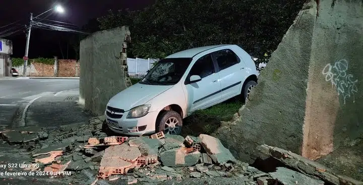 Motorista perde o controle da direção e derruba muro de escola em Camaçari