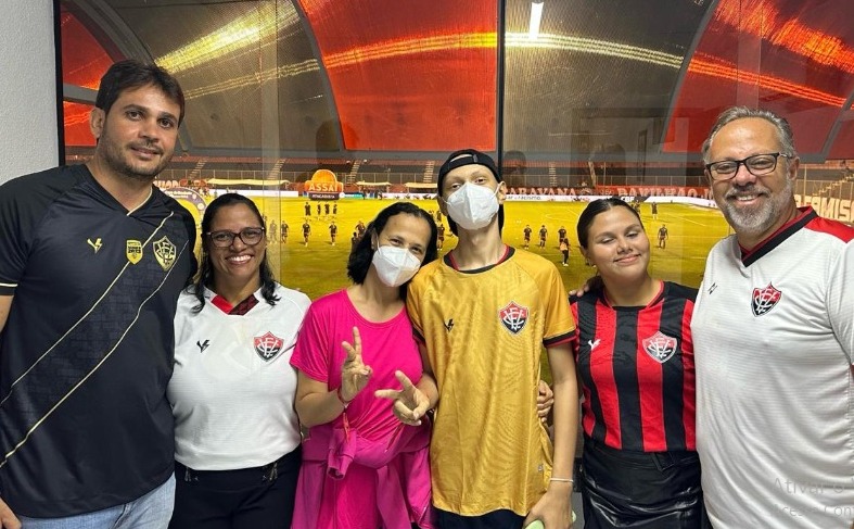 Simões Filho: garoto com câncer realiza sonho de assistir jogo do Vitória