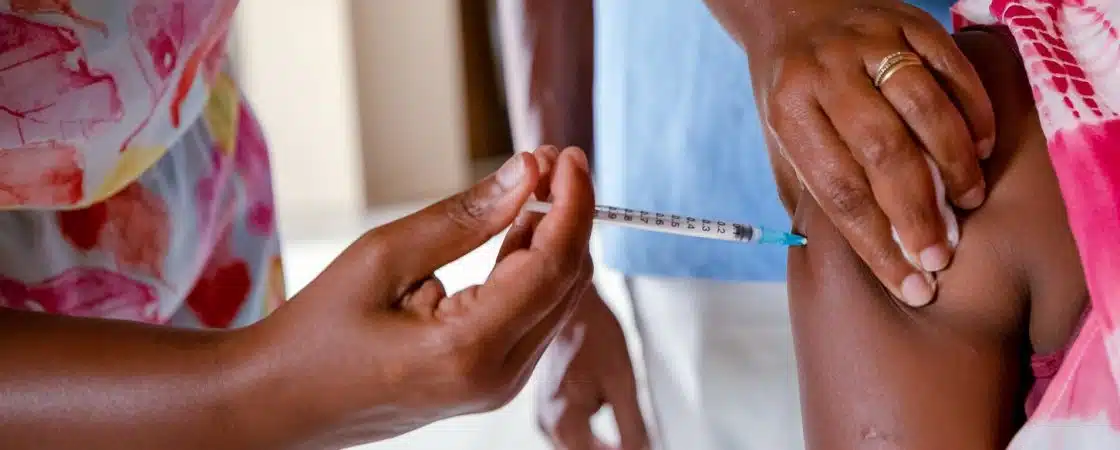 Vacinação contra dengue segue em todas as unidades de saúde de Camaçari