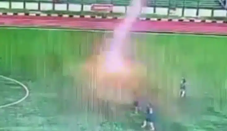 VÍDEO: jogador de futebol morre após ser atingido por raio no gramado