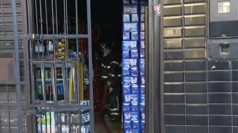 Depósito de bebidas é atingido por chamas em Salvador