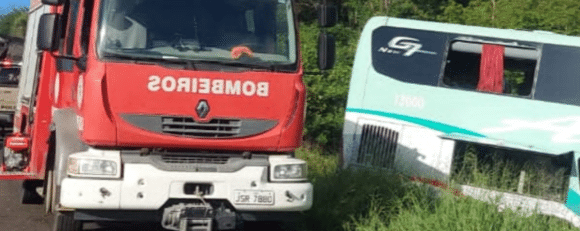 Um acidente envolvendo um ônibus e um caminhão no KM 17 da BA-026, no trecho entre os municípios de Nova Itarana e Maracás, no centro sul da Bahia, deixou uma pessoa morta. A colisão ocorreu na manhã desta sexta-feira (8).