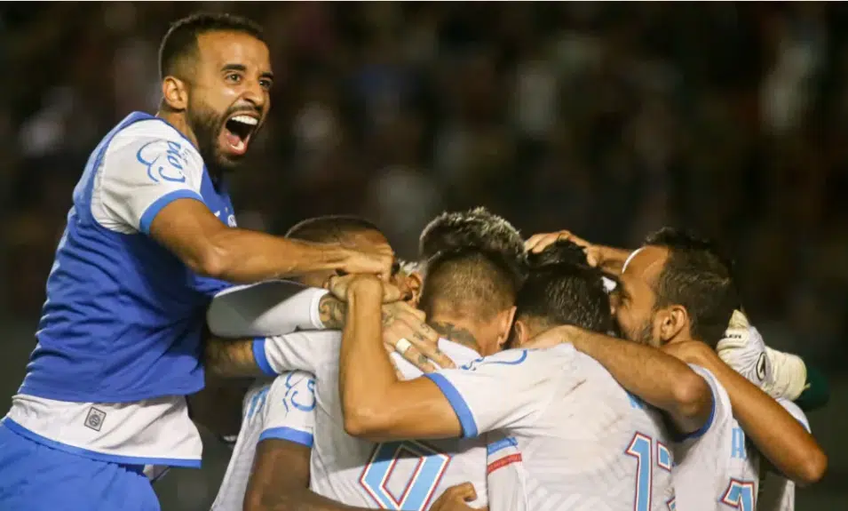 O Esporte Clube Bahia obteve um desempenho excepcional na atual temporada, garantindo sua progressão para a terceira fase da Copa do Brasil após uma emocionante vitória nos pênaltis por 6x5 sobre o Caxias, representante do Rio Grande do Sul. Durante o tempo regulamentar, a partida terminou empatada em 2x2, marcando um momento histórico para o Esquadrão, que alcançou a notável marca de 10 mil gols ao longo de seus 93 anos de história.