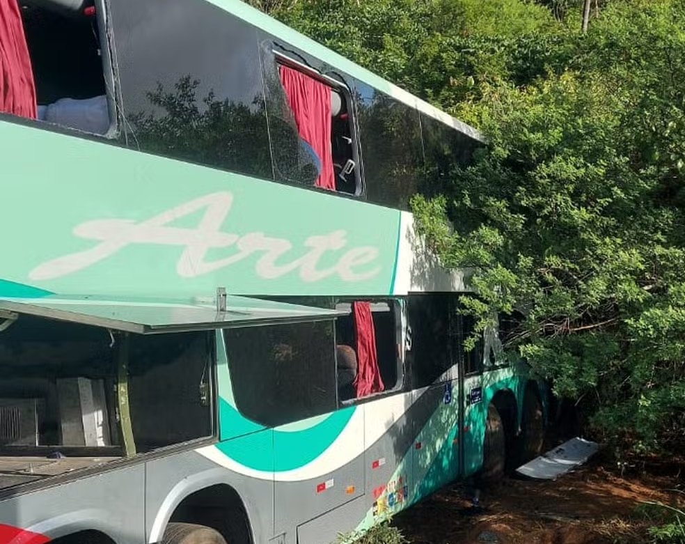 Batida entre ônibus e caminhão deixa um morto e feridos na Bahia