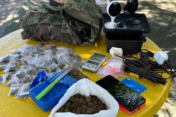 Câmeras de monitoramento e drogas são apreendidas em Salvador
