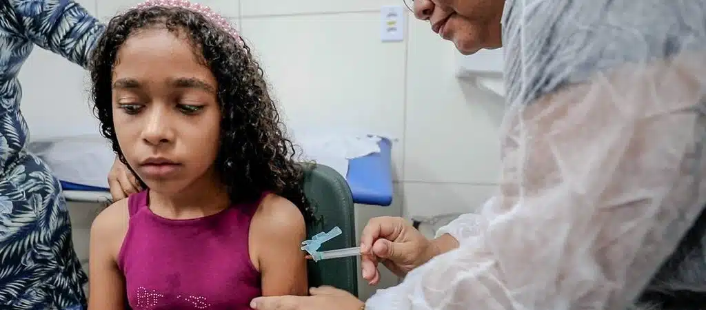 Vacinação contra a dengue avança para faixa etária de 10 a 14 anos