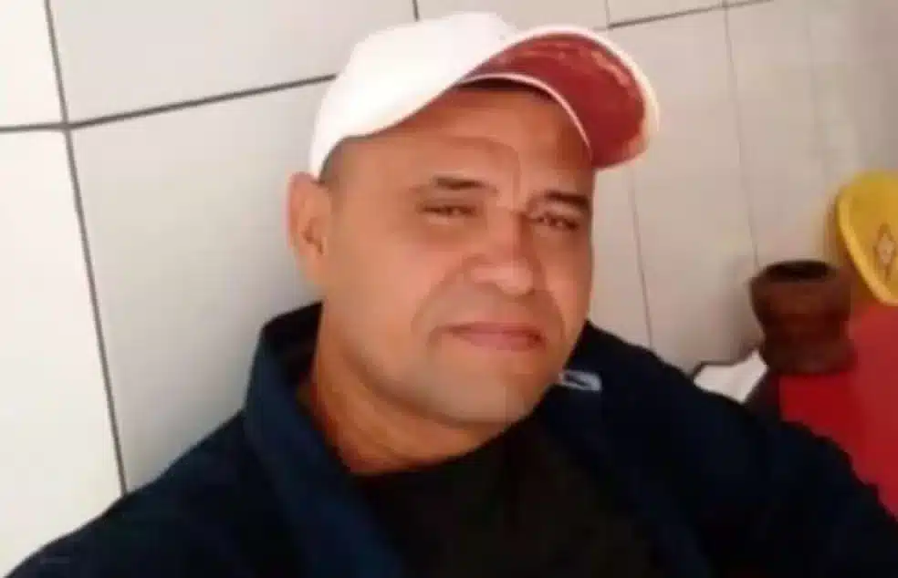 Um trágico acidente causou a morte de Atenilson Muniz de Almeida, de 44 anos, nesta terça-feira (5/03) enquanto trabalhava na colheita de açaí em uma lavoura localizada na zona rural de Una, município baiano. O acidente ocorreu quando a vara que Atenilson utilizava como ferramenta de trabalho entrou em contato com uma rede elétrica de alta tensão e ele acabou morrendo eletrocutado.