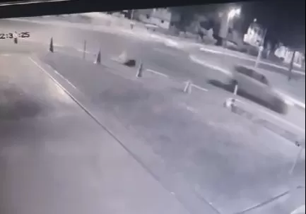Vídeo revela momento em que homem joga esposa e bebê de  carro em movimento em Camaçari