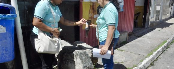 Agentes de saúde realizam ação de combate ao Aedes aegypti em ruas de Simões Filho