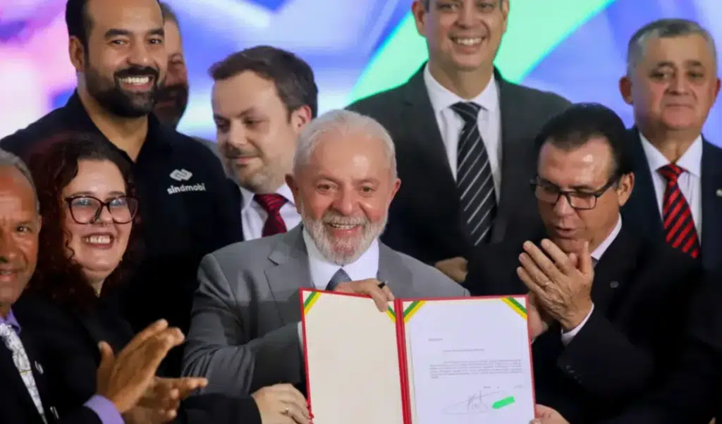 O presidente Luiz Inácio Lula da Silva, assinou a proposta de projeto de lei que regulamenta o trabalho de motoristas por aplicativo, nesta segunda-feira (4), em Brasília (DF).