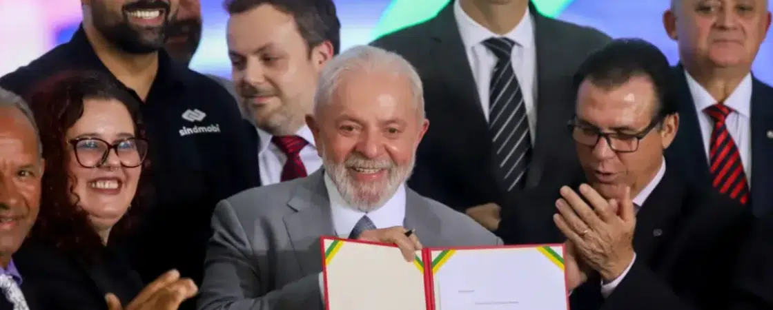 Lula assina lei que regulamenta trabalho de motoristas por aplicativo