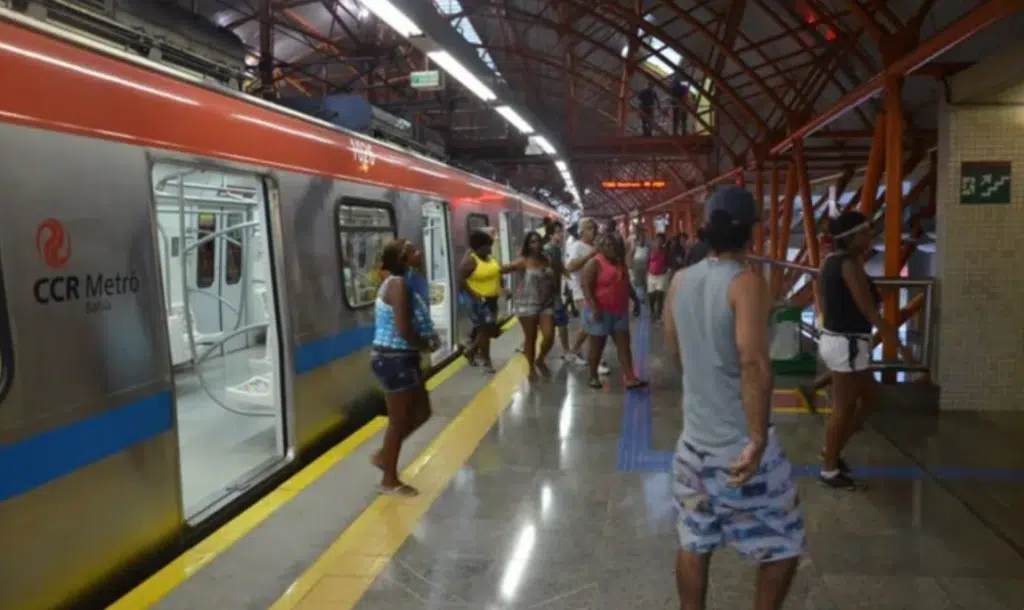 Um projeto de lei em andamento na Câmara de Salvador tem como proposta a implementação de um vagão exclusivo para mulheres no sistema de metrô da cidade.