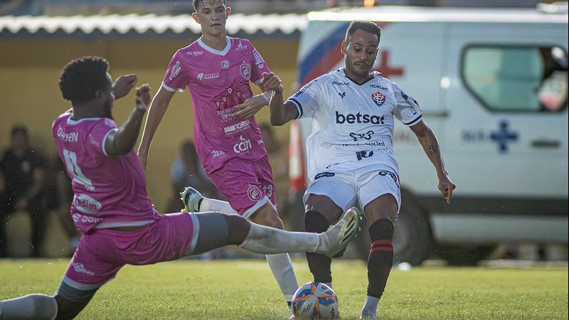 De olho na final do Baianão, Vitória enfrenta Barcelona de Ilhéus em casa