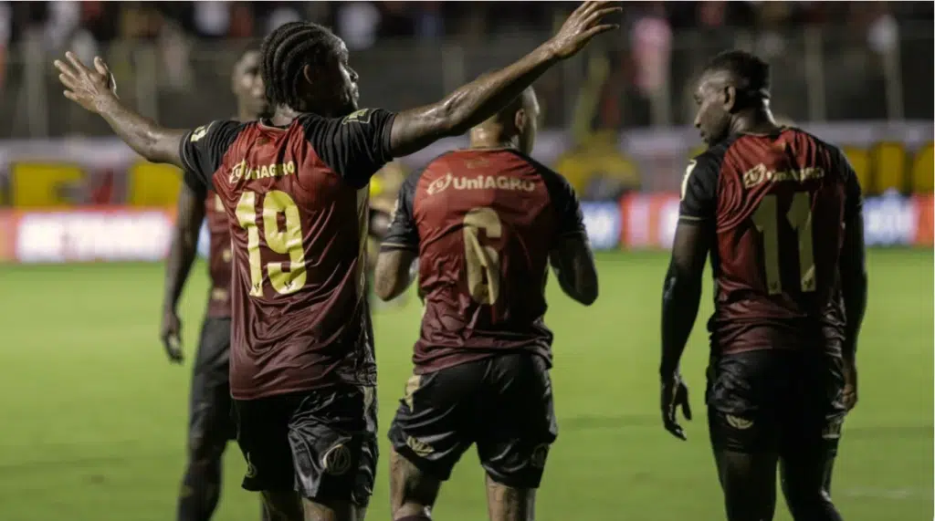 O Vitória enfrentou o Treze-PB no Barradão, na quarta-feira (27), em um confronto que viu a equipe da casa emergir vitoriosa com um placar de 3 a 0, graças aos gols marcados por Luiz Adriano, Léo Gamalho e Lucas Esteves. No entanto, apesar dessa conquista, o Rubro-Negro não conseguiu avançar para as quartas de final da Copa do Nordeste, deixando assim um gosto agridoce para os torcedores e jogadores.