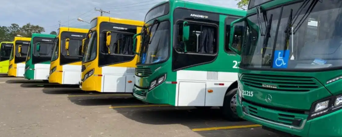 Após atraso, ônibus deixam garagens em Salvador