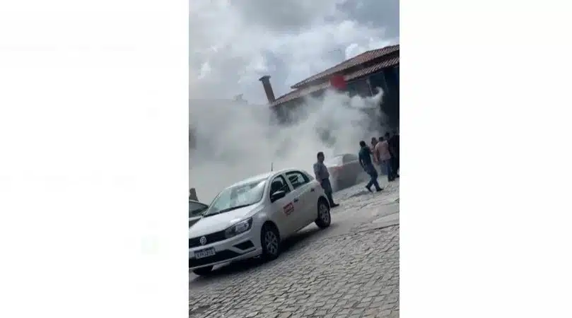 Carro pega fogo na frente de restaurante na Av. Jorge Amado