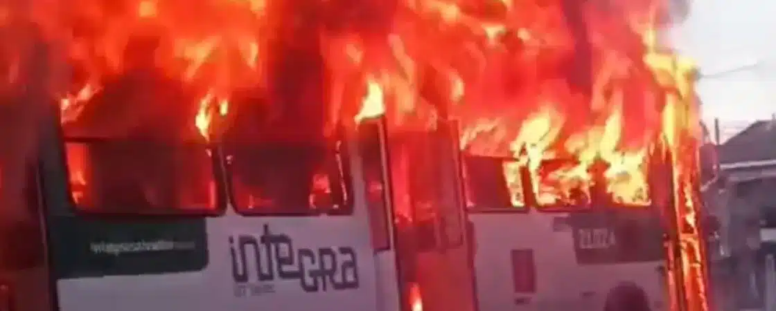 Criminosos incendeiam ônibus após mortes em operação da Rondesp