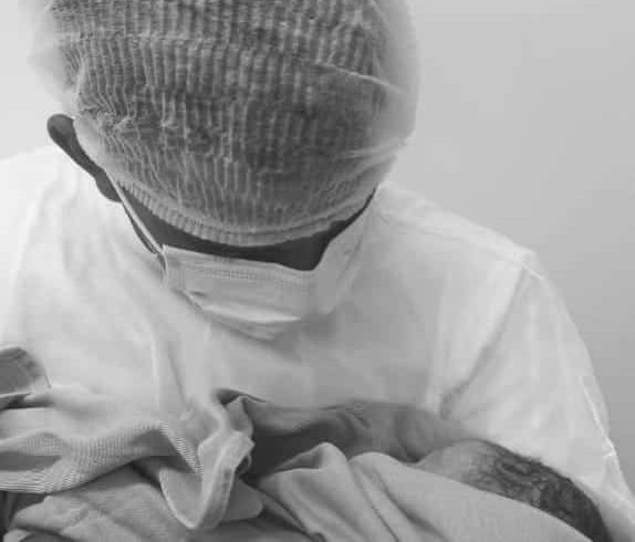 Dor do luto: pai denuncia Maternidade de Camaçari após morte de bebê