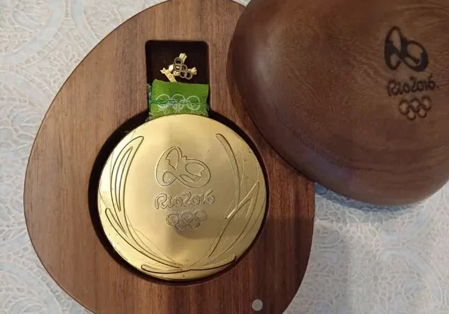 Medalha de ouro da seleção olímpica é vendida por R$ 170 mil