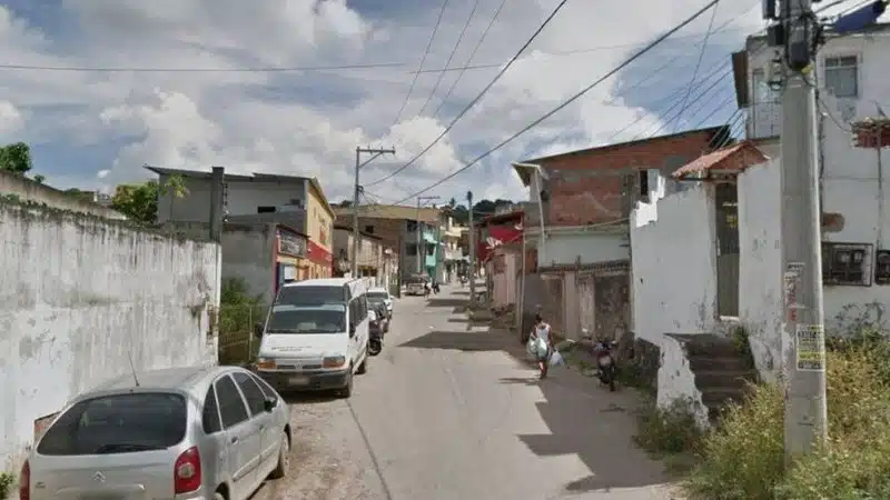 Jovem é assassinado na frente da família após ter casa invadida em Salvador