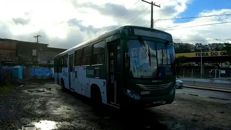 Ônibus com 60 passageiros é assaltado após deixar a Estação Pirajá