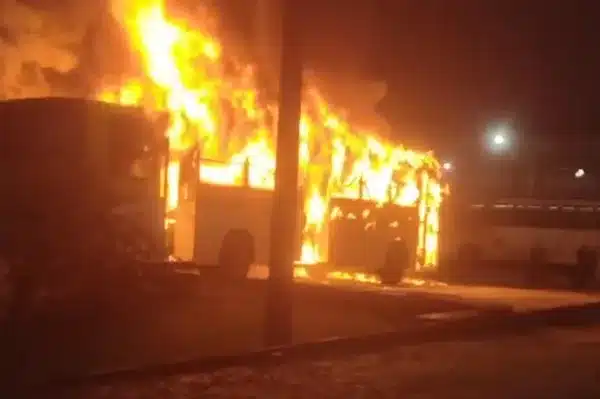 Ônibus da Integra pega fogo em garagem de Salvador