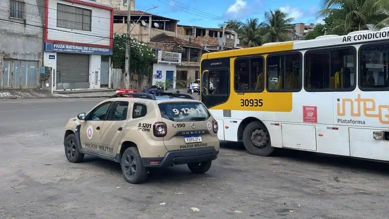 Ônibus voltam a circular na Engomadeira após 2 dias