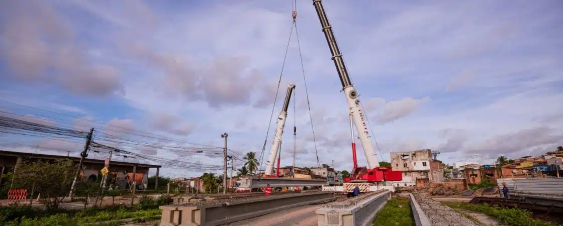 Prefeitura realiza içamento de vigas da ponte da Avenida Rio Camaçari
