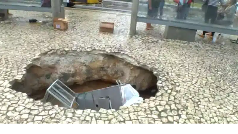 Quatro pessoas ficam feridas após calçada ceder em Salvador