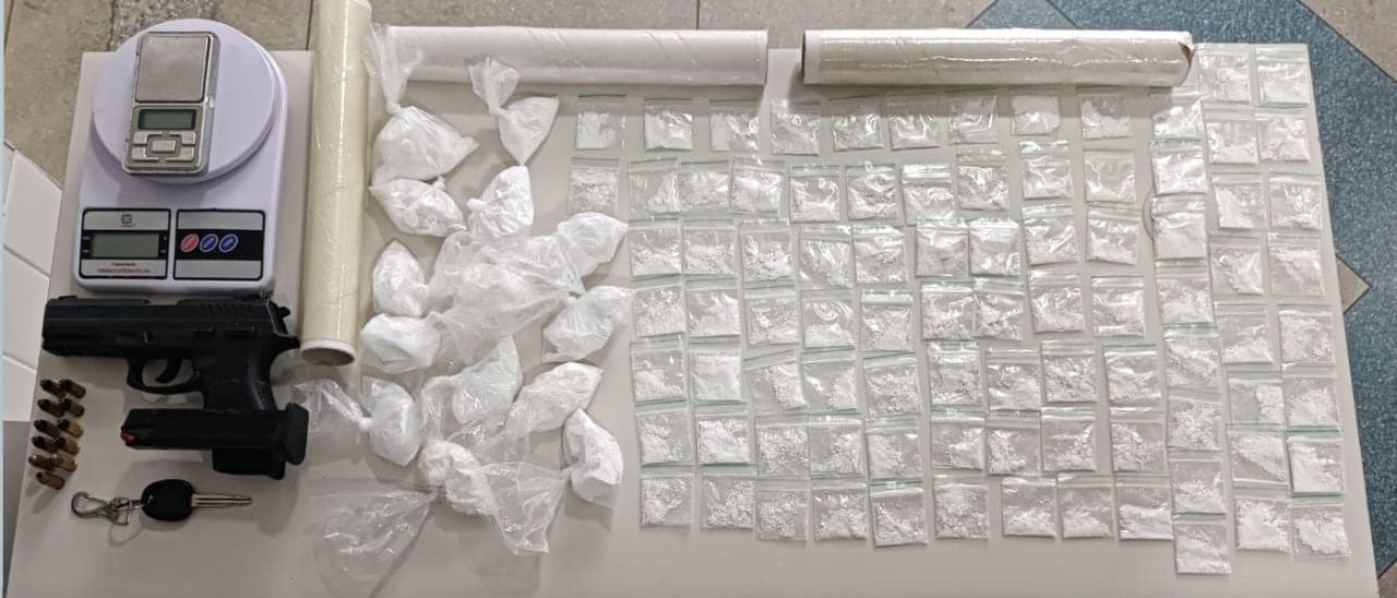 Suspeito com arma e drogas é preso em Camaçari