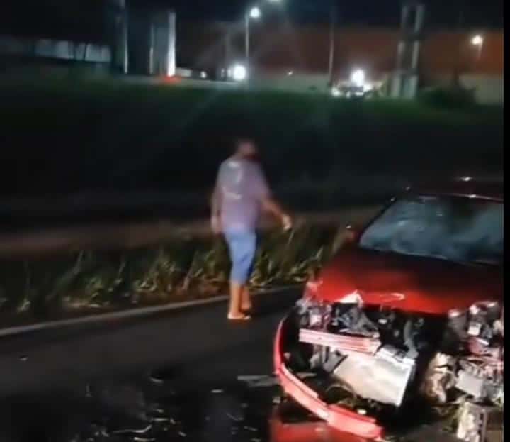URGENTE: acidente na Via Parafuso deixa carro destruído