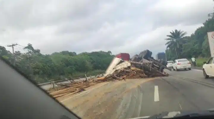 Carreta com carga de madeira tomba próximo ao Polo Petroquímico