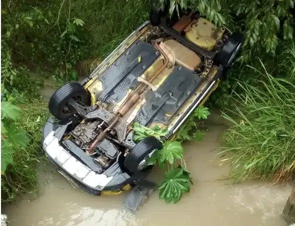 Carro capota e cai em córrego no Jardim Limoeiro após volta de congresso evangélico