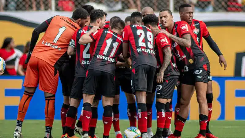 Vitória duela contra Fluminense e busca correr do Z4 novamente