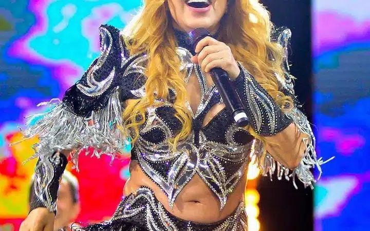 Joelma sofre acidente e faz show em cadeira de rodas