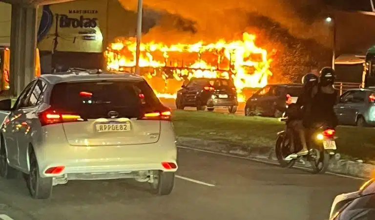 Dois ônibus são incendiados e trânsito fica travado em Salvador