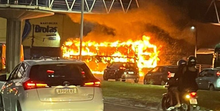 Dois ônibus são incendiados e trânsito fica travado em Salvador