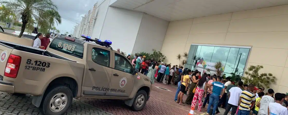 Eleitores deixam para regularizar títulos em cima da hora e formam fila enorme em Camaçari