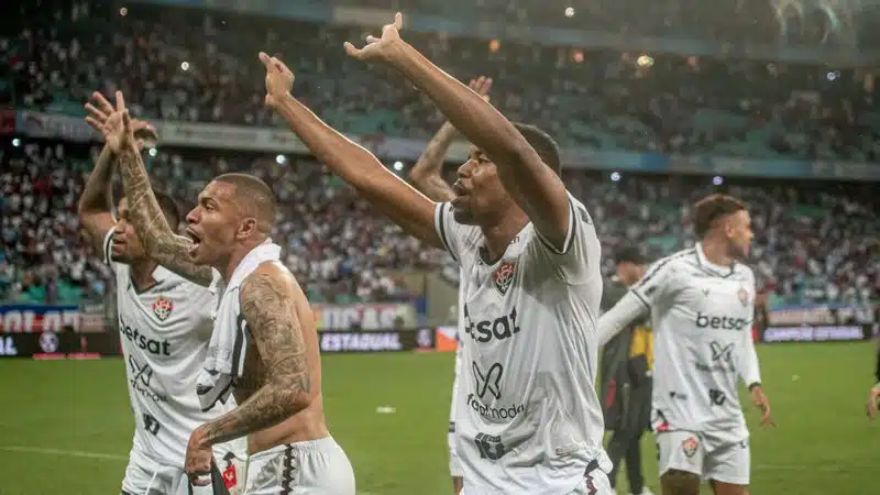 Jogadores do Vitória são punidos após comemorar título do Baianão na frente da torcida tricolor