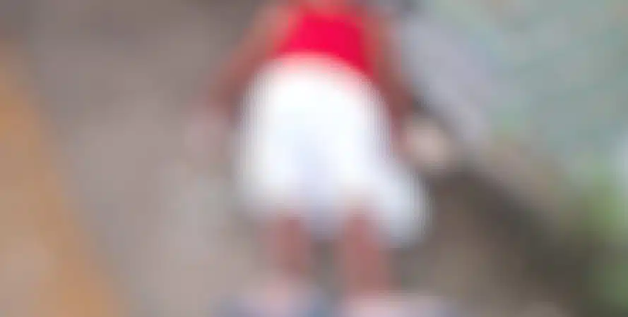 Homem passa mal e cai no meio da rua em Camaçari