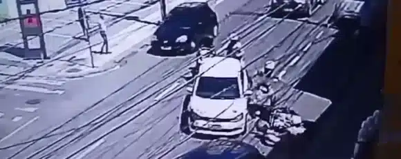 Motorista atropela PMs de moto em Salvador