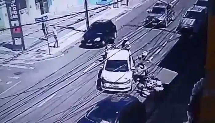 VÍDEO: Motorista atropela PMs de moto e foge em Salvador