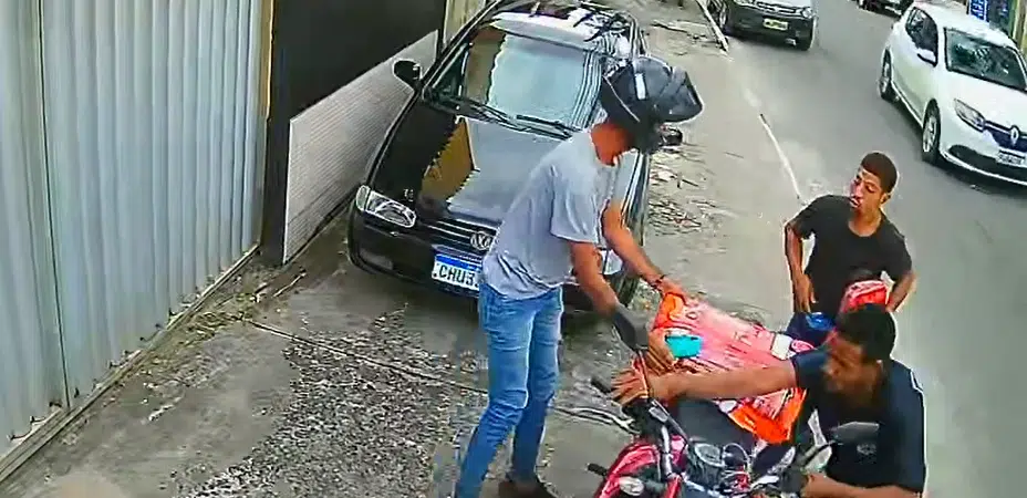 VÍDEO: Motociclista é assaltado na Avenida Sul em plena luz do dia