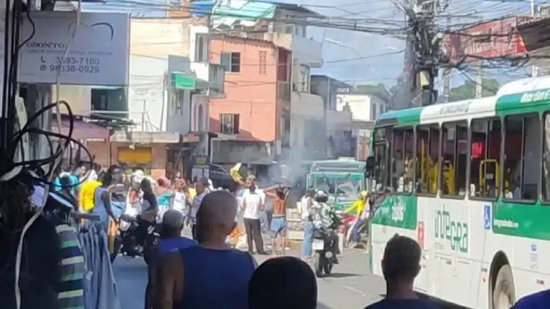 Moradores fecham avenida de São Marcos após operação da PM que acabou em morte