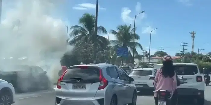 Carro pega fogo em avenida movimentada de Lauro de Freitas