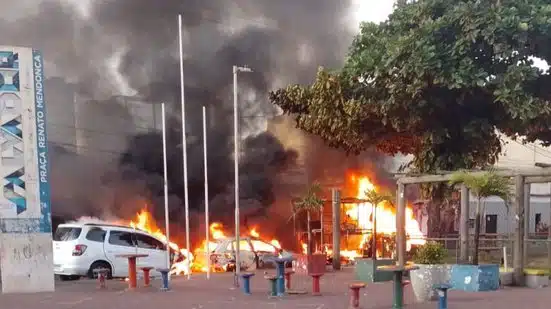 Carros pegam fogo na Boca do Rio, em Salvador
