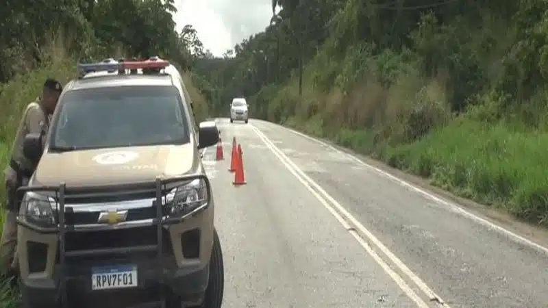 Corpo é abandonado às margens de estrada em Simões Filho