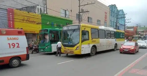 Dez pessoas ficam feridas em batida entre ônibus em Salvador